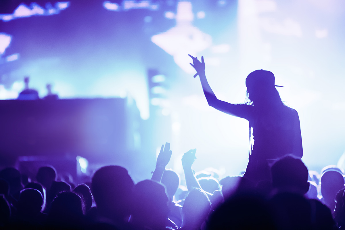 cheering-crowd-pic